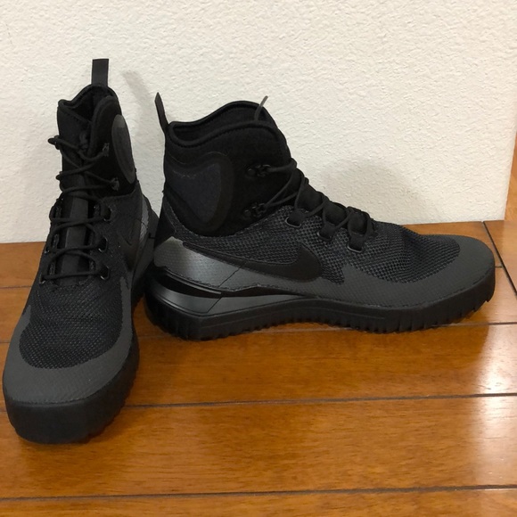 Men’s Nike Boots - Picture 3 of 6